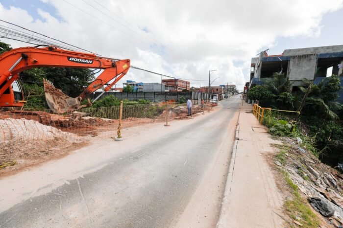  Trânsito na Rua Acácia Vermelha volta a funcionar em meia-pista