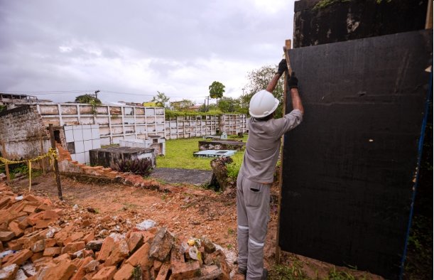  Camaçari: Muro do Cemitério da Gleba C desaba, e prefeitura coloca tapumes