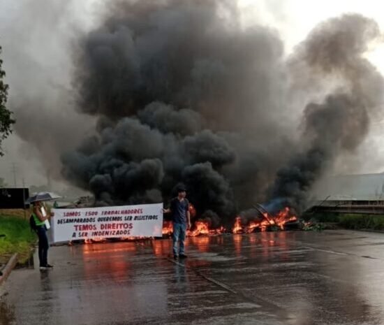  Ex-funcionários de empresas que prestavam serviço à Ford, protestam na Via Parafuso, em Camaçari