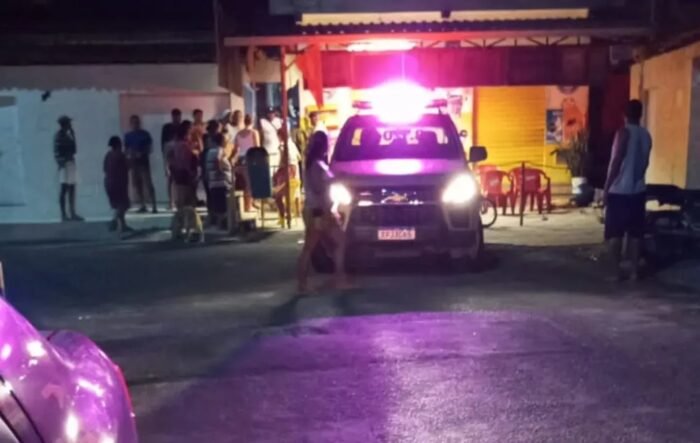  Homem morre e criança de 6 anos é baleada em bar de Camaçari