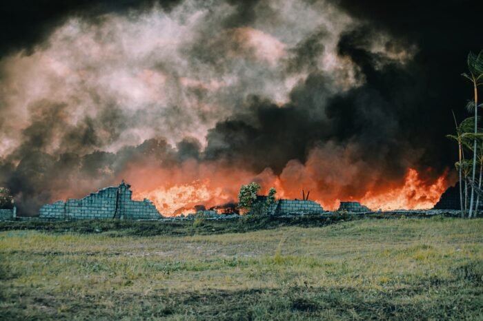  Camaçari: Incêndio cruza a noite com grandes proporções; mais de 30 famílias já foram evacuadas