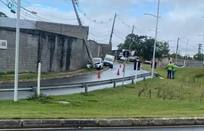  Motorista perde controle de veículo e colide com poste no Viaduto do Trabalhador, em Camaçari