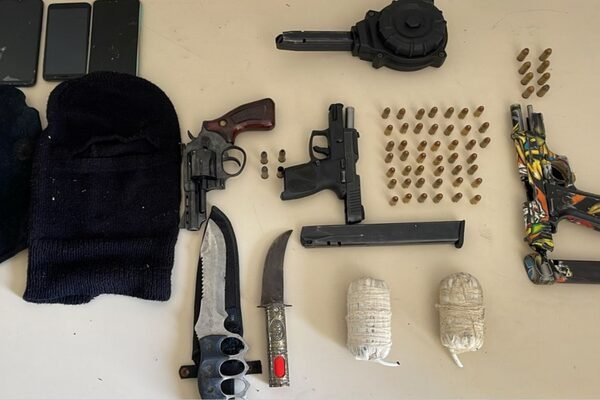  PM troca tiros com criminosos e apreende granadas, armas, carregadores e munições em Camaçari