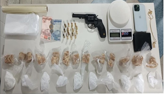  Homem é preso por porte ilegal de arma e tráfico de drogas em Camaçari