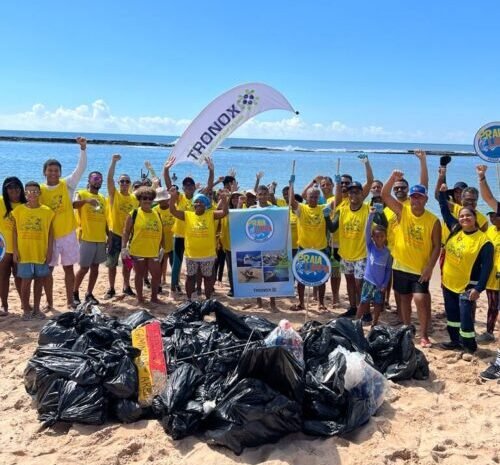  Camaçari: Projeto Praia Limpa recolhe 300 kg de lixo em Jauá e Arembepe