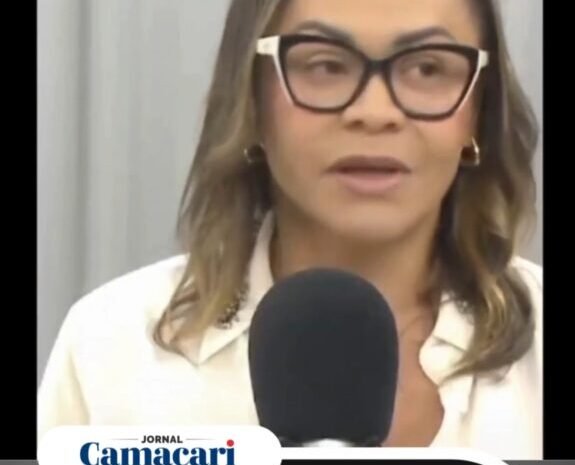  Ivoneide acusa primeira-dama de trocar adesivo de candidato por cesta básica, na periferia de Camaçari