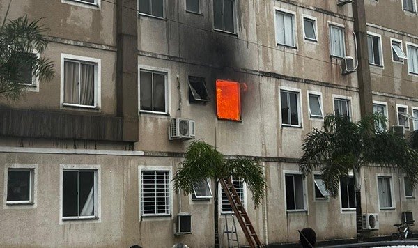  Homem é preso por agredir companheira e colocar fogo em apartamento, em Camaçari