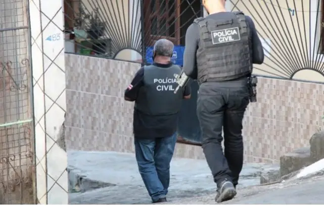  Dois ex-policiais são presos, suspeitos de sequestro e extorsão, em Camaçari