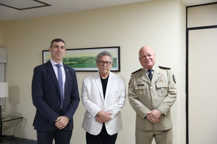  Caetano pede apoio ao combate à fake news em reunião com secretário de Segurança e comandante da PM