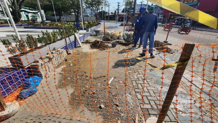  Em menos de 15 dias da reinauguração, Praça Abrantes volta a ser interditada para reparo de obra mal feita