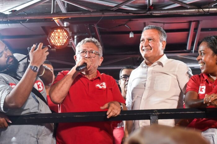  Com Jerônimo e Rui, Caetano faz comício histórico e pede empenho da militância até domingo