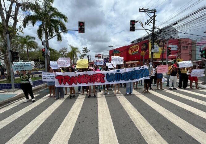  Estudantes protestam por melhores condições no Transporte Universitário de Camaçari; ônibus quebrados, atrasados, não higienizados e superlotados