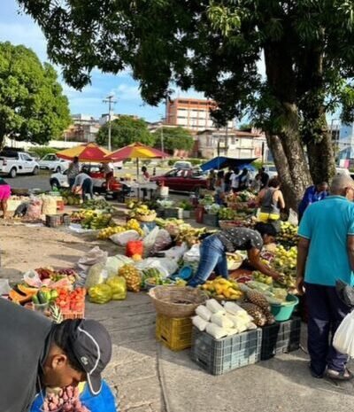  Elinaldo faz corte nas barracas da feirinha da prefeitura e vendedores são obrigados a colocar mercadorias no chão