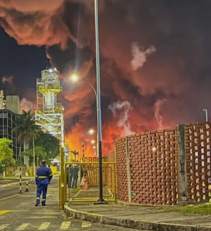  Explosão com incêndio atinge unidade PVC1 da Braskem no polo de Camaçari