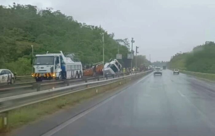  Carreta tomba e interdita parte da Via Parafuso, em Camaçari