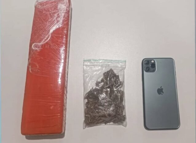  Homem tenta fugir da polícia com 1kg de maconha, mas acaba preso em condomínio residencial de Camaçari