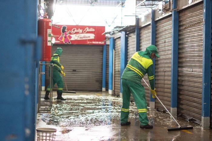  Faxinaço na Feira de Camaçari promove limpeza da rede de esgoto e higienização dos ambientes