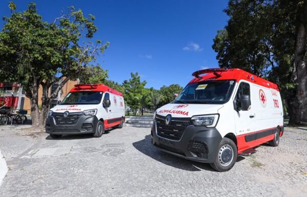  Camaçari recebe duas novas ambulâncias do Samu