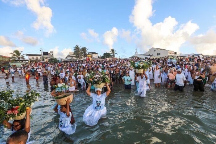  Dia de Yemanjá é celebrado com homenagens na praia de Arembepe, em Camaçari