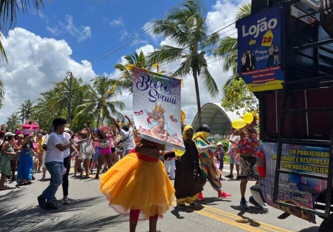  Cortejo cultural marca início da Virada do Carnaval em Arembepe; veja fotos