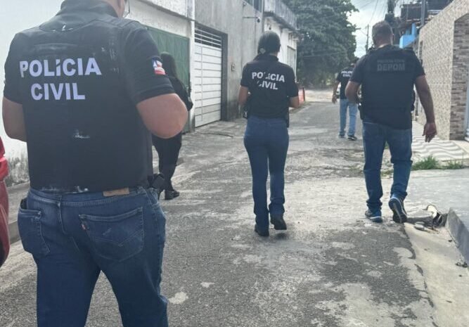  Polícia faz busca e apreensão nas casas de adolescentes investigados por planejar ataques contra moradores de rua em Camaçari