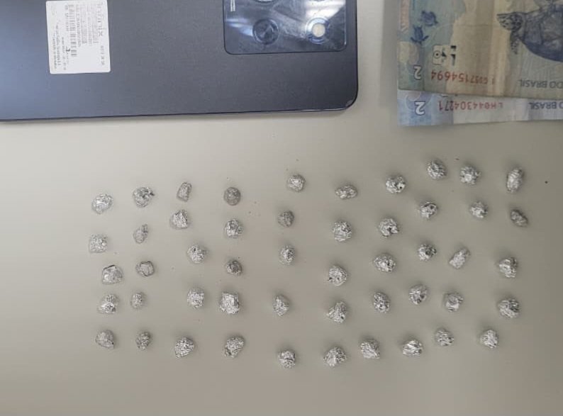 Mulher é flagrada com 50 pedras de crack no estacionamento da Feira de Camaçari 1 1000946559