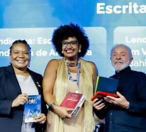 A emocao de sonhar. A coragem de realizar.Premio Vivaleitura na mao um abraco apertado no presi 1