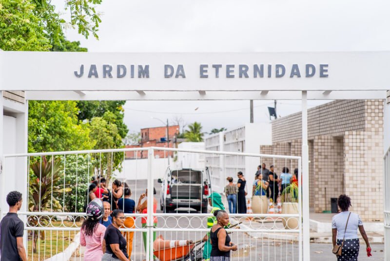 Cemitérios de Camaçari se preparam para o Dia de Finados com limpeza e missas